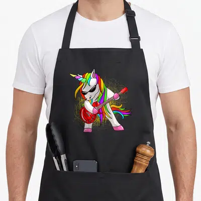 Tablier de cuisine noir avec une licorne jouant d'une guitare électrique rouge et portant des lunettes noires.