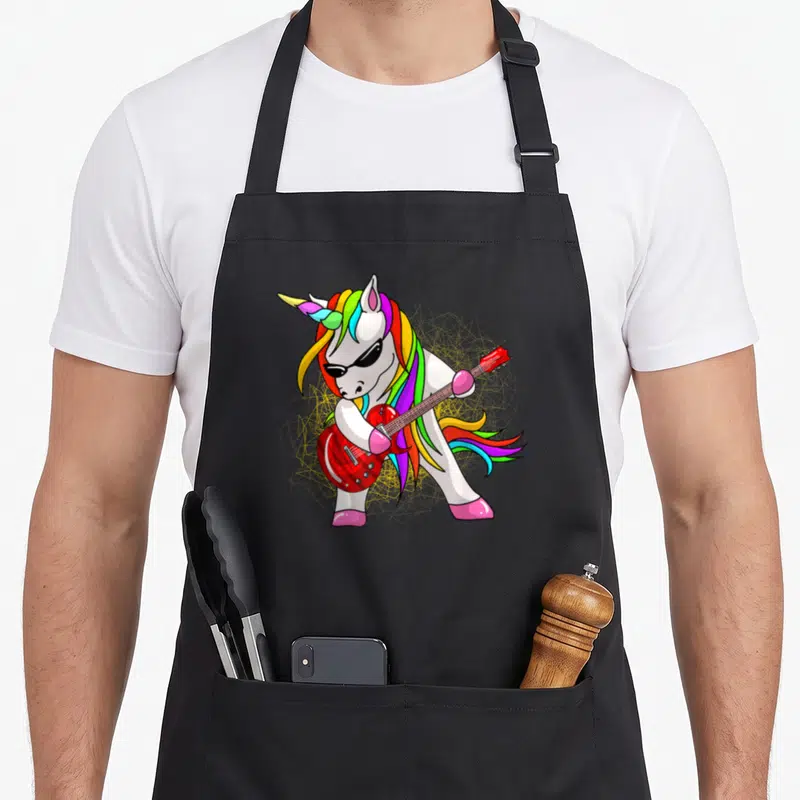 Tablier de cuisine noir avec une licorne jouant d'une guitare électrique rouge et portant des lunettes noires.