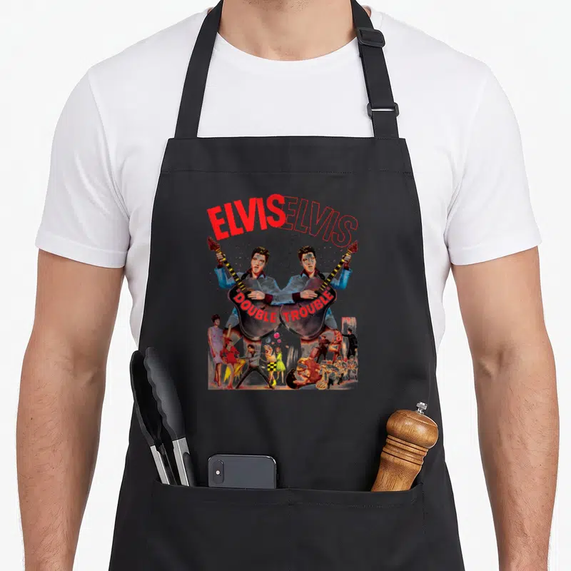 Tablier de cuisine noir avec illustration Elvis Double Trouble et deux guitares croisées en rouge et bleu.