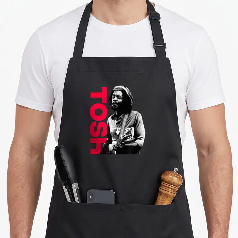 Tablier de cuisine noir avec photo Peter Tosh et texte TOSH rouge vertical à côté.