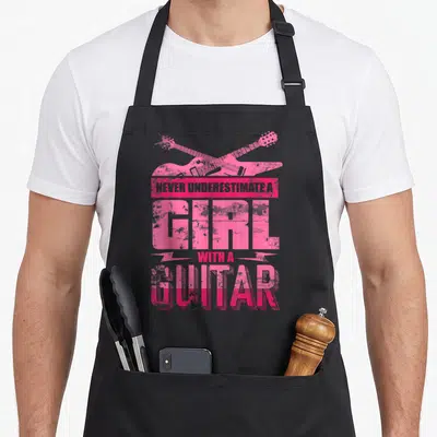 Tablier de cuisine noir avec deux guitares roses croisées et le texte Never Underestimate A Girl With A Guitar imprimé en centre.