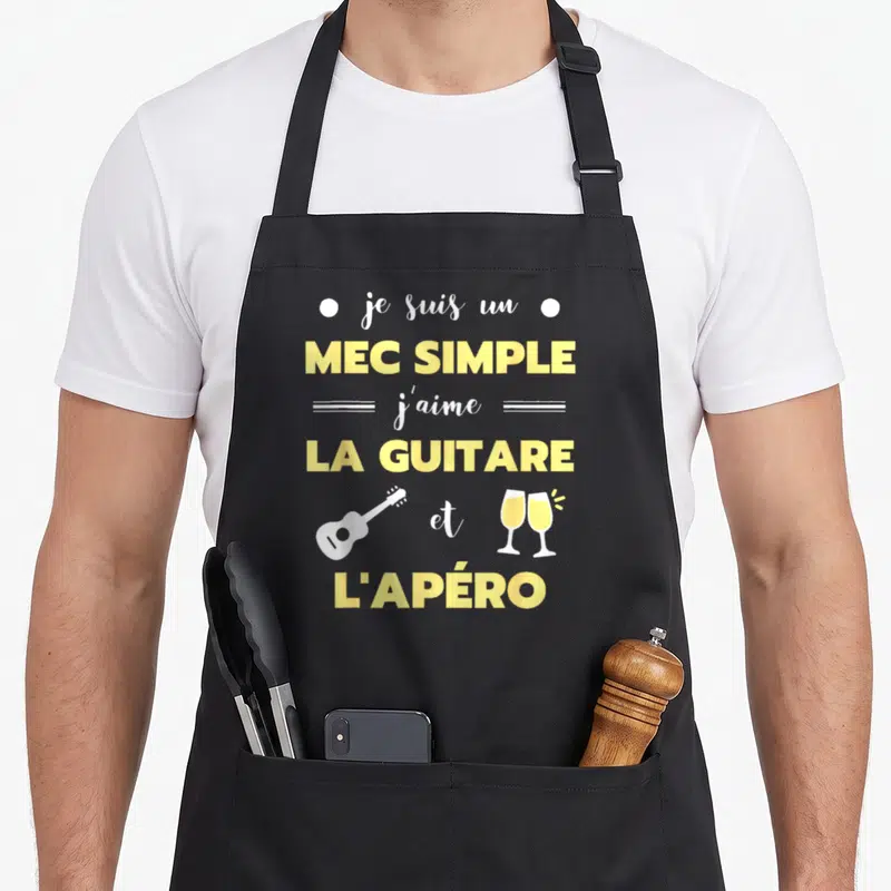 Tablier de cuisine noir avec texte mec simple j'aime la guitare et l'apéro illustré d'une guitare et deux verres.