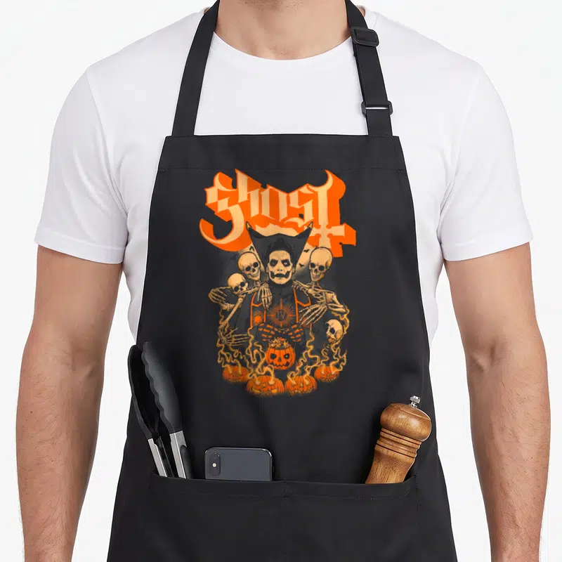 Tablier de cuisine noir avec illustration Halloween Ghost It, squelettes et pumpkins oranges enflammés au centre.