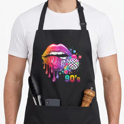 Tablier de cuisine noir avec lèvres colorées qui dégouttent, boule de disco et texte 90s en dégradé.