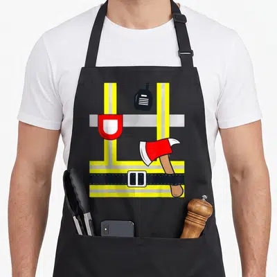 Tablier de cuisine noir avec motif costume pompier comprenant un axe, un émetteur radio et des bandes réfléchissantes jaunes.