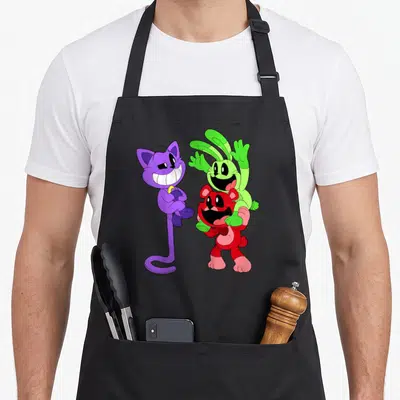 Tablier de cuisine noir avec un chat violet, un lapin vert et un ours rouge s'embrassant joyeusement.