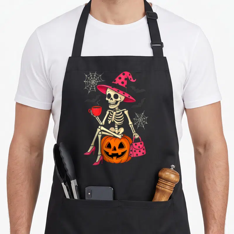 Tablier de cuisine noir avec squelette mignon assis sur pumpkin, chapeau rose et sac à main.