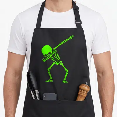 Tablier de cuisine noir avec squelette vert fluorescent effectuant un mouvement de danse dab.