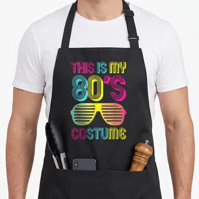 Tablier de cuisine noir avec verres à rayures 80s et texte This Is My 80s Costume coloré.