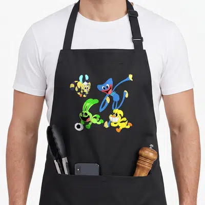 Tablier de cuisine noir avec Huggy Wuggy bleu, KickinChicken jaune, Hoppy vert et Hopscotch beige jouant au football.