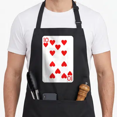 Tablier de cuisine noir avec l'impression d'une carte de jeu ten de cœur rouge et blanc.