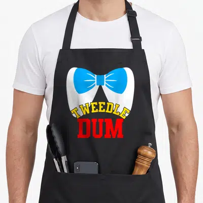 Tablier de cuisine noir avec grand nœud papillon bleu et texte Tweedle Dum en jaune et rouge.