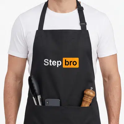 Tablier de cuisine noir avec le texte Step bro en blanc et noir sur fond orange rectangulaire.