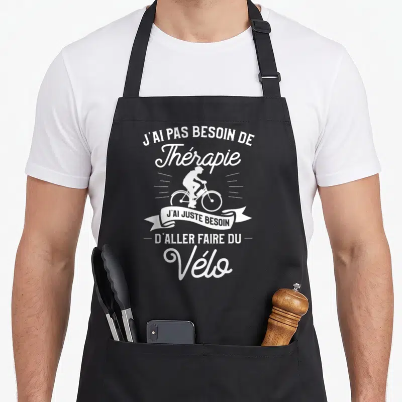 Tablier de cuisine noir avec inscription blanche sur le thème du cyclisme et de l'humour.