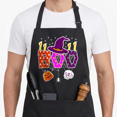 Tablier de cuisine noir avec le mot Boo, un chapeau de sorcière, une citrouille et un crâne.