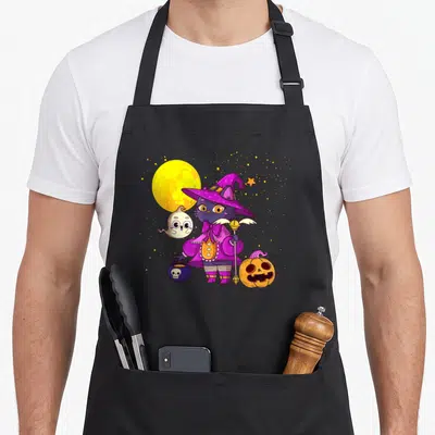Tablier de cuisine noir avec une illustration colorée d'une sorcière chat violettentenant une baguette et une chaudière.