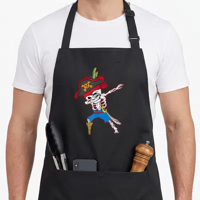 Tablier de cuisine noir avec un squelette pirate en train de danser le dab.