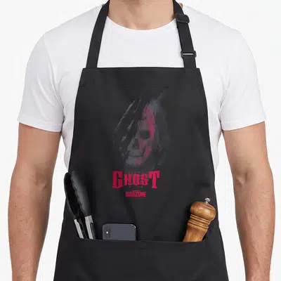 Tablier de cuisine noir avec un motif squelette rose et bleu portant les mots Simon Ghost Riley Call of Duty Warzone.