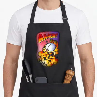 Tablier de cuisine noir avec illustration colorée de Garfield effrayé criant AAAGH sur fond dégradé violet et rose.