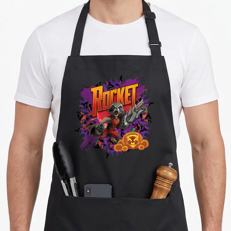 Tablier de cuisine noir avec Rocket tenant une arme, le texte Rocket et un pumpkin orné du logo du renard.