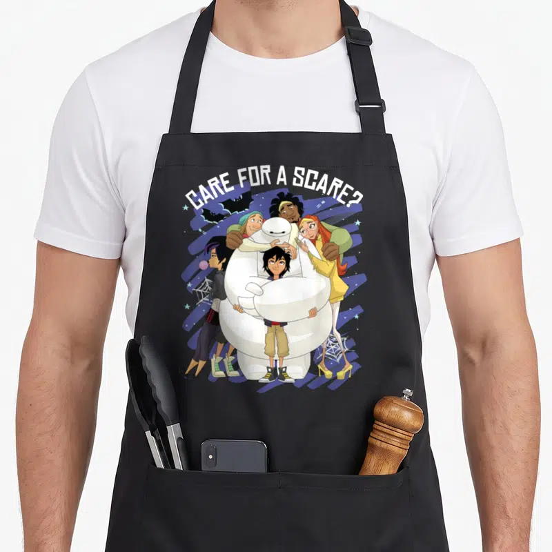 Tablier de cuisine noir avec Baymax et amis en groupe sous l'inscription Care For A Scare.