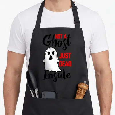 Tablier de cuisine noir avec un fantôme blanc et le texte Not A Ghost Just Dead Inside en noir et rouge.