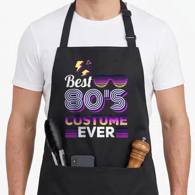 Tablier de cuisine noir avec Best 80s Costume Ever et lunettes à rayures colorées.