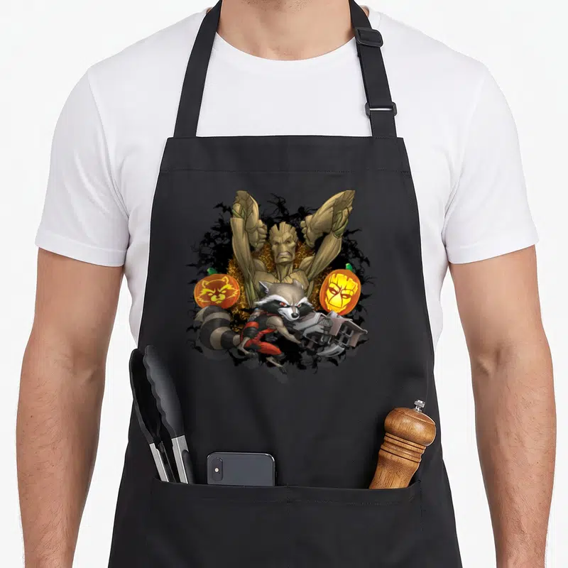 Tablier de cuisine noir avec Groot, Rocket Racoon et deux lanternes Jack-o'-Lantern illustrées.