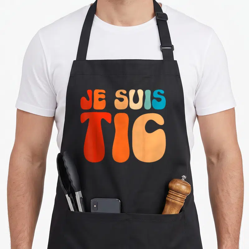 Tablier de cuisine noir avec l inscription Je Suis Tic en lettres colorées style rétro.