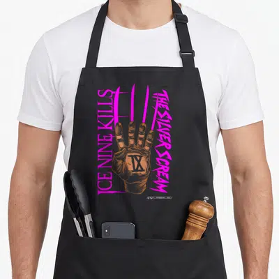 Tablier de cuisine noir avec main aux griffes et texte Ice Nine Kills The Silver Scream en rose vif.