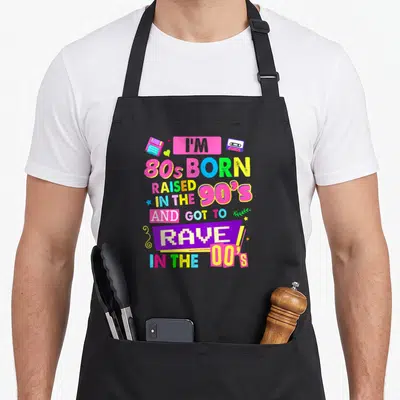 Tablier de cuisine noir avec inscription colorée I'm 80s Born Raised in the 90's Rave en 00's et cassette audio.