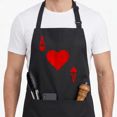 Tablier de cuisine noir avec grand cœur rouge et lettre A style jeu de cartes.