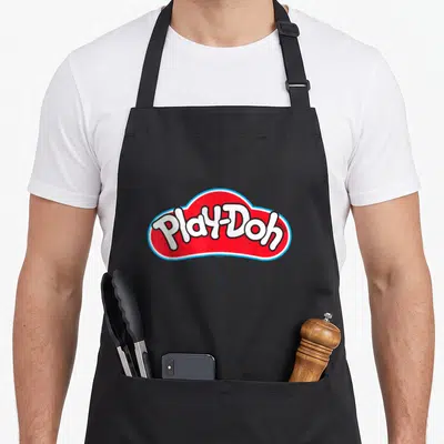Tablier de cuisine noir avec le logo Play-Doh rouge et blanc imprimé au centre.