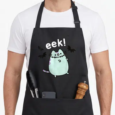 Tablier de cuisine noir avec illustration d'un chat vert menthe déguisé en Frankenstein entouré de chauves-souris noires.