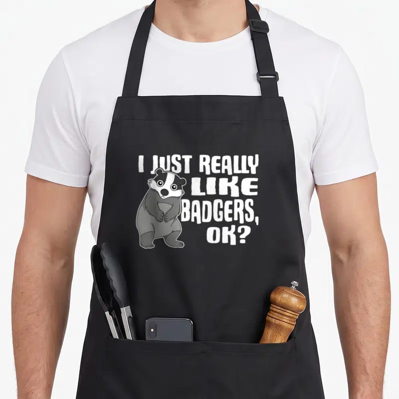 Tablier de cuisine noir avec illustration d'un blaireau debout et texte blanc I Just Really Like Badgers, Ok