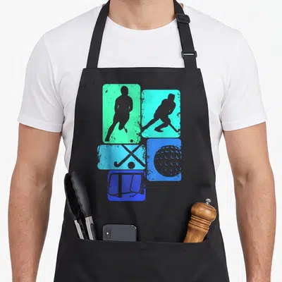 Tablier de cuisine noir avec silhouettes de joueurs de hockey et crosse croisée sur fonds colorés