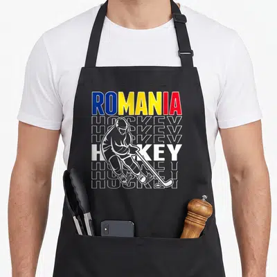 Tablier de cuisine noir avec illustration blanche d'un joueur de hockey et le mot ROMANIA aux couleurs du drapeau.