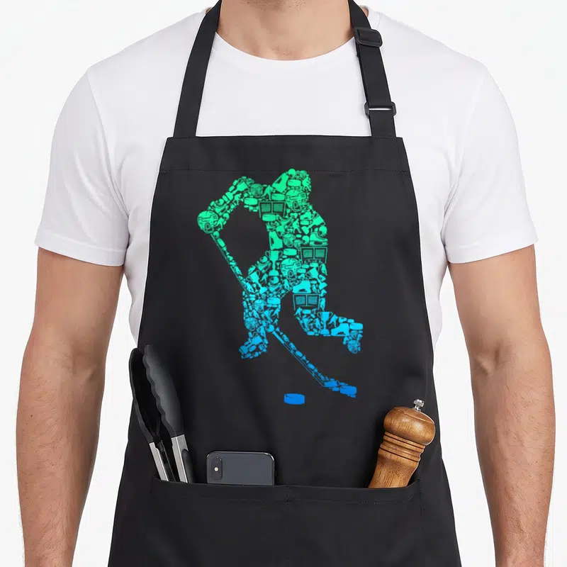 Tablier de cuisine noir avec silhouette bleue d'un joueur de hockey sur glace composée d'équipements sportifs.