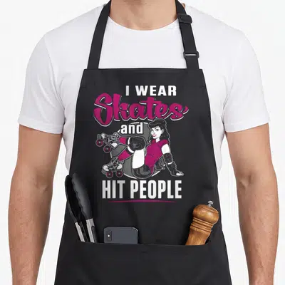Tablier de cuisine noir avec une illustration de femme en patins et le texte I PORTE Patins et FRAPPE DES GENS en rose et blanc.