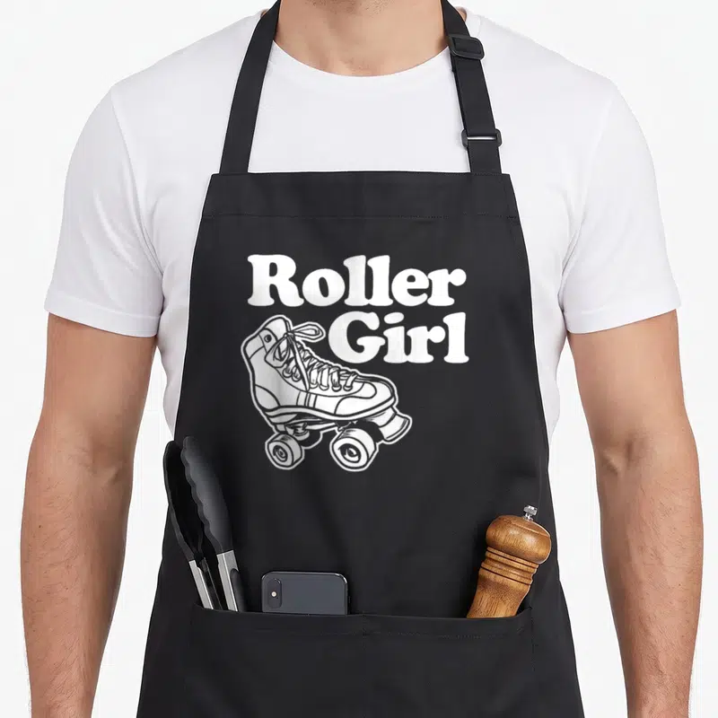 Tablier de cuisine noir avec illustration patinette quad et texte Roller Girl en blanc.