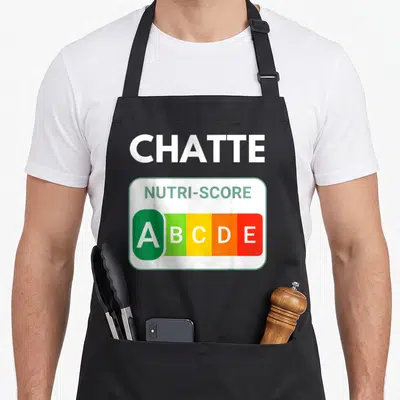 Tablier de cuisine noir avec l'inscription Chatte et un logo Nutri-Score A vert en dessous.