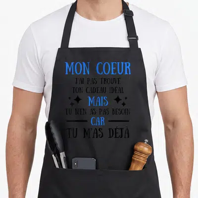 Tablier de cuisine noir avec texte Mon Coeur j'ai pas trouvé ton cadeau idéal mais tu n'en as pas besoin car tu m'as déjà en noir et bleu.