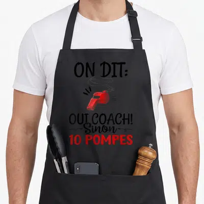 Tablier de cuisine noir avec illustration sifflet rouge et texte on dit out coach sinon 10 pompes