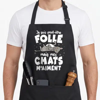 Tablier de cuisine noir avec illustration chat gris et texte blanc Je suis peut-être folle mais mes chats m'aiment.