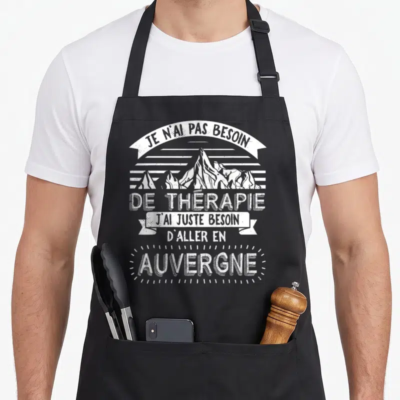 Tablier de cuisine noir avec inscription blanche je n'ai pas besoin de thérapie et illustration de sommets montagneux au centre.