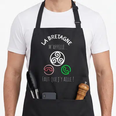 Tablier de cuisine noir avec texte blanc La Bretagne m'appelle et icônes téléphone colorées.