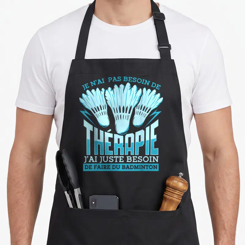 Tablier de cuisine noir avec trois volants bleus et le texte je n'ai pas besoin de thérapie j'ai juste besoin de faire du badminton