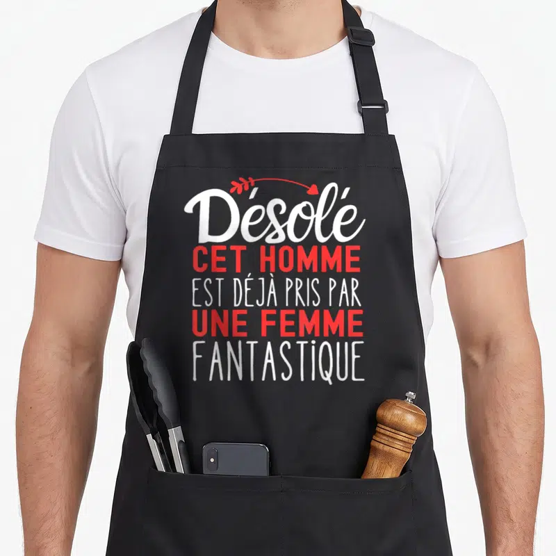 Tablier de cuisine noir avec inscription Désolé cet homme est déjà pris par une femme fantastique en blanc et rouge.