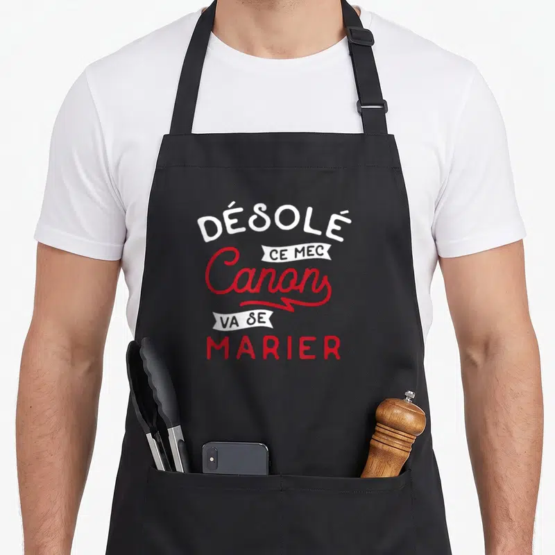 Tablier de cuisine noir avec le texte désolé ce mec canons va se marier en rouge et blanc.
