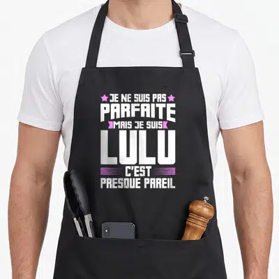 Tablier de cuisine noir avec inscription blanche et roses Je ne suis pas parfaite mais je suis Lulu c'est presque pareil.